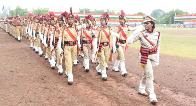 स्वतंत्रता दिवस के लिए किया अंतिम पूर्वाभ्यास परेड द्वारा मार्चपास्ट की ली सलामी