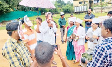 सरकार को याद दिलाने मुखौटे पहनकर सडक़ पर उतरे एनएचएम कर्मी