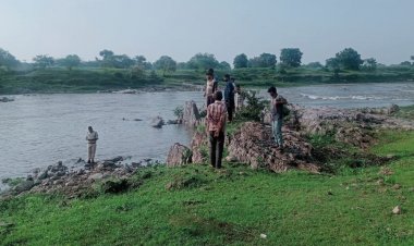 थांदला में नाबालिग का शव पद्मावती नदी में मिला:तीन दिन से लापता 17 साल था लड़का, शरीर पर चोट के निशान