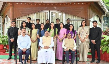 मुख्यमंत्री श्री साय से राज्य प्रशासनिक सेवा के प्रशिक्षु अधिकारियों ने की सौजन्य मुलाकात