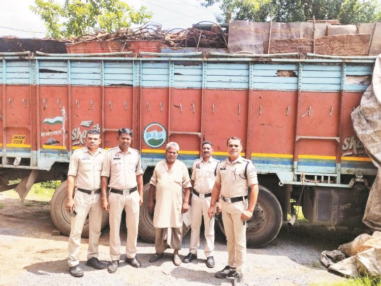 अवैध 23 टन कबाड़ के साथ ट्रक को पकड़ा, 17 लाख की संपत्ति जब्त