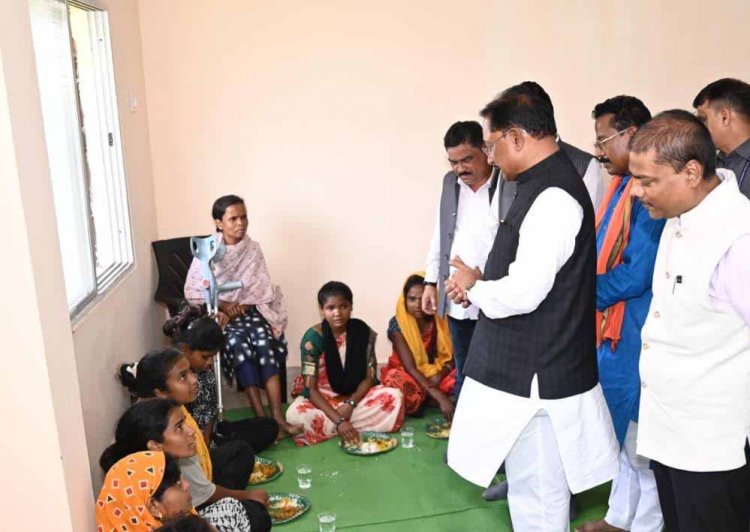 बाढ़ प्रभावितों का हाल जानने उनके बीच पहुँचे मुख्यमंत्री साय: अधिकारियों को राहत एवं पुनर्वास कार्यों में तेजी लाने के निर्देश