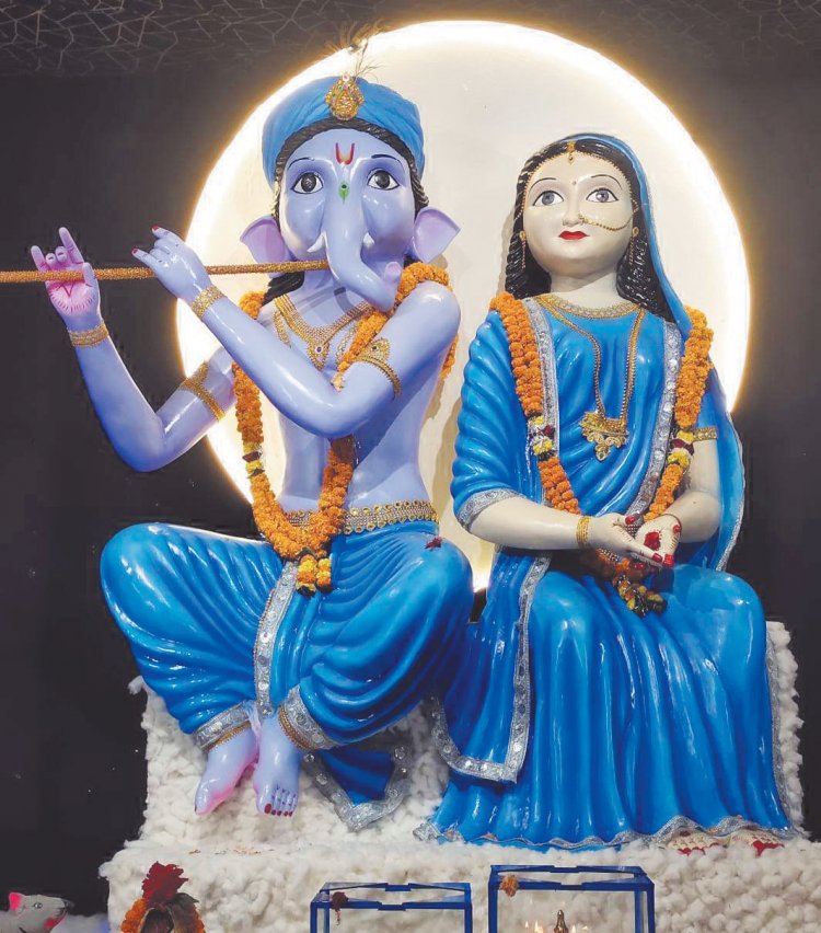 कृष्ण-राधा रूप ने मनमोहा