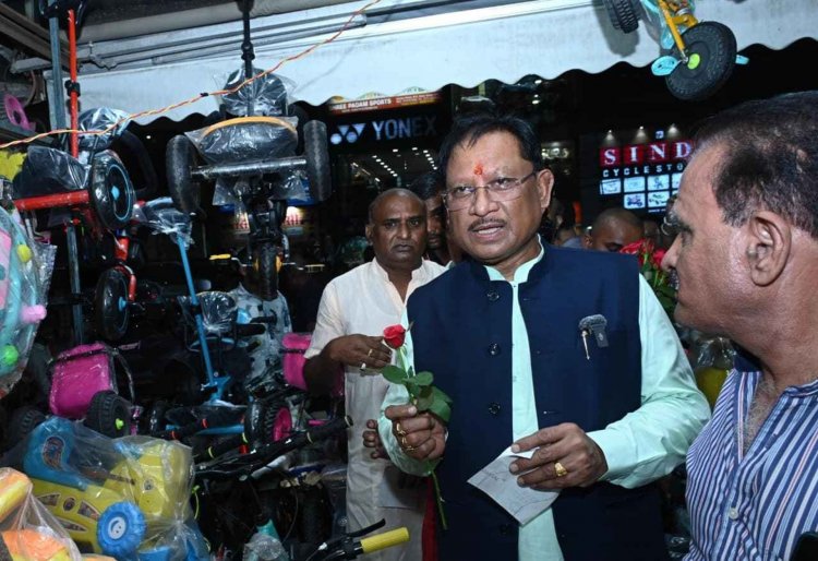 जीएसटी बचत उत्सव का जायजा लेने बाजार पहुंचे मुख्यमंत्री श्री साय