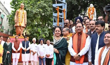 मुख्यमंत्री श्री विष्णुदेव साय ने राष्ट्रपिता महात्मा गांधी और पूर्व प्रधानमंत्री श्री लाल बहादुर शास्त्री की प्रतिमा पर किया माल्यार्पण.
