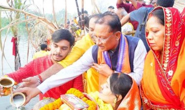 मुख्यमंत्री श्री साय ने कुनकुरी छठ घाट में सूर्य को दिया अर्घ्य:प्रदेश के सुख, समृद्धि और खुशहाली की कामना की.