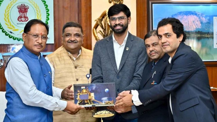 मुख्यमंत्री श्री विष्णु देव साय से इसरो के वैज्ञानिकों ने की सौजन्य भेंट.