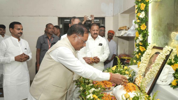 मुख्यमंत्री श्री विष्णु देव साय ने पूर्व विधानसभा उपाध्यक्ष स्वर्गीय श्री बनवारी लाल अग्रवाल को दी श्रद्धांजलि.