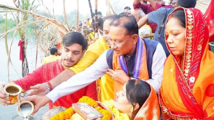 मुख्यमंत्री श्री साय ने कुनकुरी छठ घाट में सूर्य को दिया अर्घ्य:प्रदेश के सुख, समृद्धि और खुशहाली की कामना की.