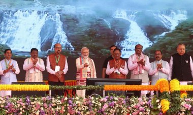 प्रधानमंत्री श्री नरेंद्र मोदी जी ने छत्तीसगढ़ रजत महोत्सव कार्यक्रम को संबोधित किया तथा ₹14,260 करोड़ से अधिक की लागत वाले विकास परियोजनाओं का लोकार्पण.