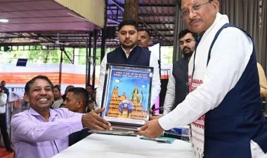 जनदर्शन में अद्भुत दृश्य—भिलाई के अंकुश देवांगन ने मुख्यमंत्री को भेंट की संगमरमर पर बनी प्रधानमंत्री नरेंद्र मोदी की सूक्ष्म प्रतिमा.