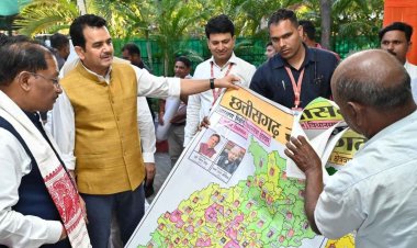 पेंटर शिवकुमार निराला ने मुख्यमंत्री श्री विष्णु देव साय को भेंट किया विशिष्ट ‘राजनीतिक मानचित्र’