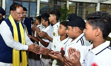 मुख्यमंत्री ने स्टेडियम में किया राजा रघुराज सिंह की प्रतिमा का अनावरण.