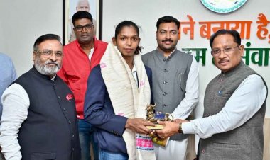 मुख्यमंत्री श्री साय ने महिला कबड्डी विश्व कप की स्टार खिलाड़ी संजू देवी को दी बधाई.