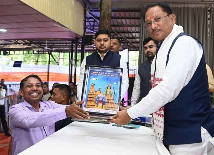 जनदर्शन में अद्भुत दृश्य—भिलाई के अंकुश देवांगन ने मुख्यमंत्री को भेंट की संगमरमर पर बनी प्रधानमंत्री नरेंद्र मोदी की सूक्ष्म प्रतिमा.