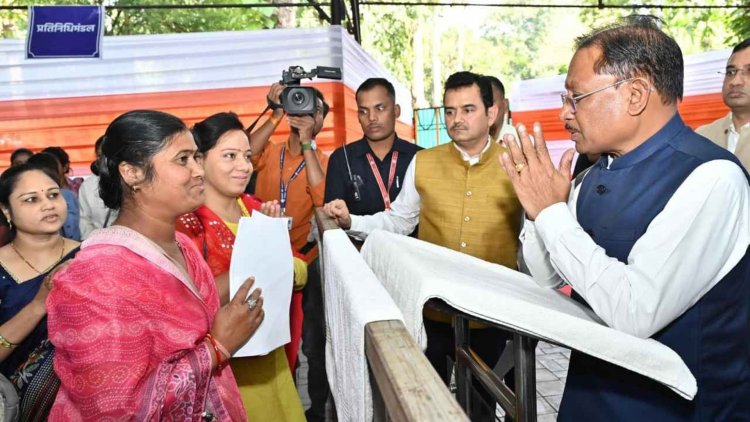 जनदर्शन: मुख्यमंत्री विष्णु देव साय ने आमजन की समस्याएँ सुनीं, मौके पर दिए त्वरित समाधान.