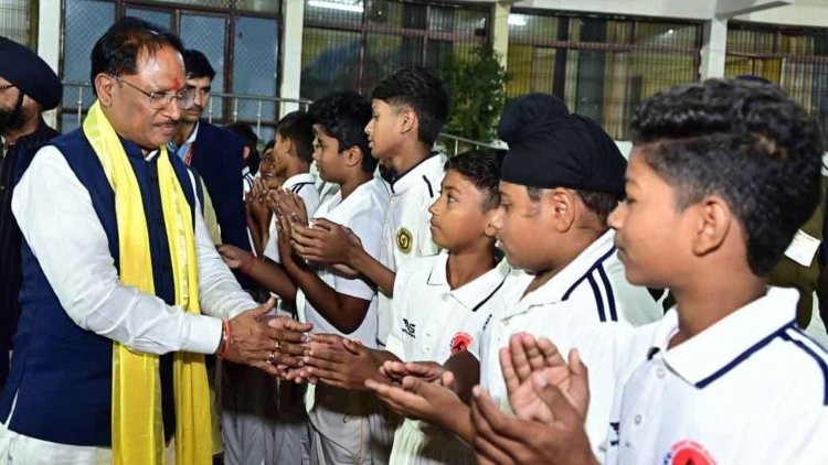 मुख्यमंत्री ने स्टेडियम में किया राजा रघुराज सिंह की प्रतिमा का अनावरण.