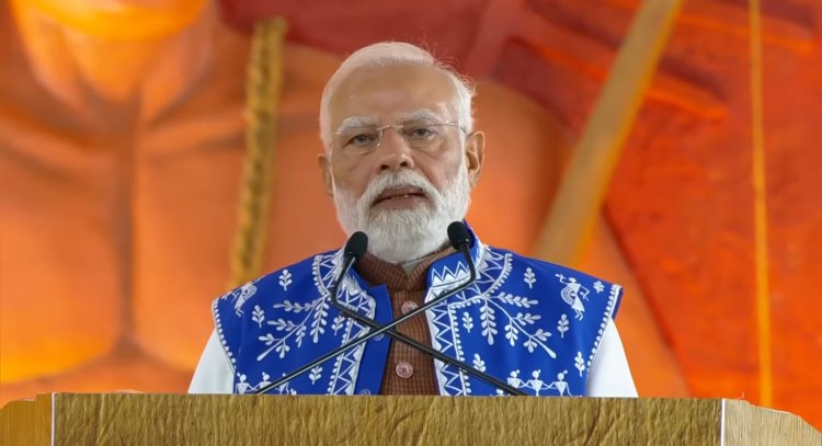 प्रधानमंत्री श्री नरेंद्र मोदी ने डेडियापाड़ा में जनजातीय गौरव दिवस पर अपने संबोधन में छत्तीसगढ़ के मुख्यमंत्री श्री विष्णु देव साय की सराहना की.