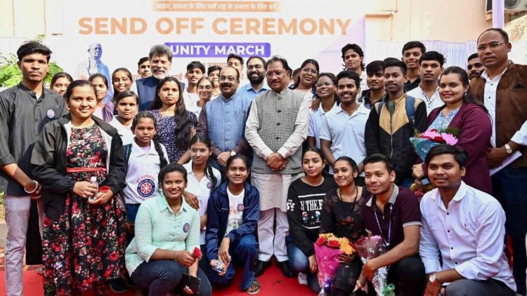 मुख्यमंत्री श्री विष्णुदेव साय ने यूनिटी मार्च के लिए राज्य के 68 युवाओं के दल को हरी झंडी दिखाकर किया रवाना