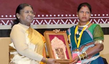 छत्तीसगढ़ की गौरवशाली धातुकला को राष्ट्रीय पहचान: ढोकरा–बेलमेटल शिल्पकार श्रीमती हीराबाई झरेका बघेल को राष्ट्रीय हस्तशिल्प पुरस्कार.