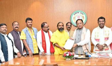 मुख्यमंत्री श्री साय से श्री चतुर्भुज सिरकट्टी आश्रम परिवार कुटेना (पाण्डुका) के प्रतिनिधियों ने की सौजन्य मुलाकात