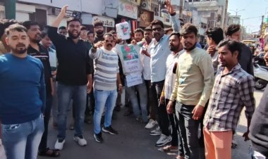 बांग्लादेश के विरोध में सड़कों पर उतरे हिंदू संगठन:पुतले को पहनाई जूतों की माला, फिर लगा दी आग; बोले- अत्याचार बर्दाश्त नहीं करेंगे