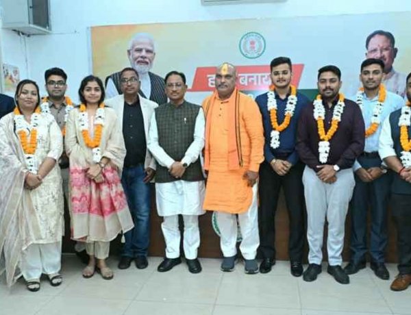 मुख्यमंत्री श्री विष्णु देव साय से छत्तीसगढ़ लोक सेवा आयोग 2024 के टॉप 10 अभ्यर्थियों ने की सौजन्य भेंट.