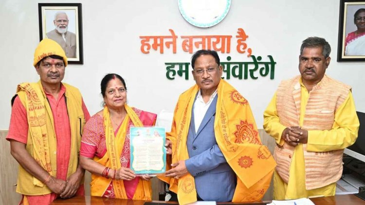 मुख्यमंत्री से अखिल विश्व गायत्री परिवार के सदस्यों ने सौजन्य मुलाकात की.