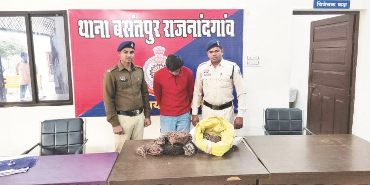 30 बंडल केबल वायर खरीदने वाला कबाड़ी गिरफ्तार