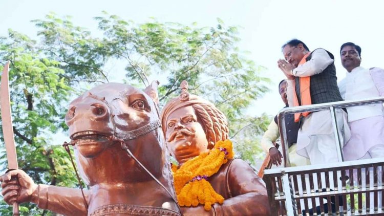 मुख्यमंत्री श्री विष्णुदेव साय ने जयस्तंभ चौक में किया शहीद वीर नारायण सिंह के त्याग और संघर्ष का स्मरण.