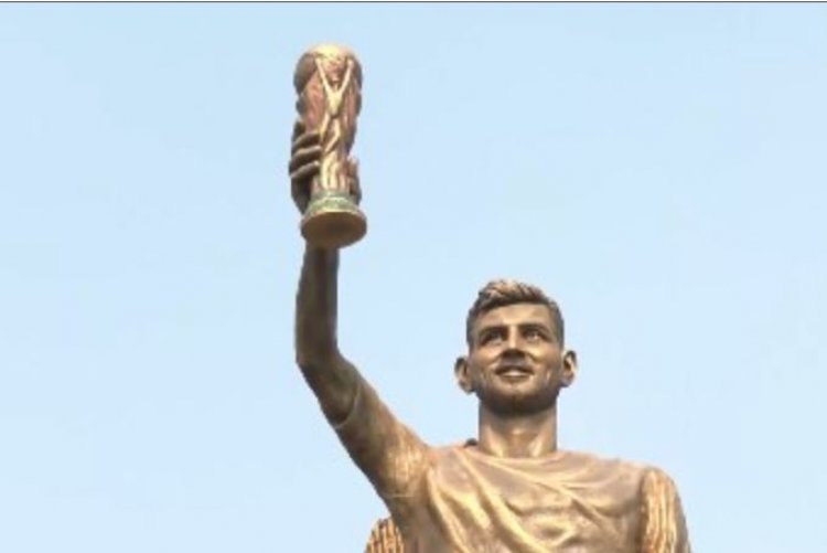 लियोनल मेसी ने अपनी 70 फुट की प्रतिमा का किया अनावरण