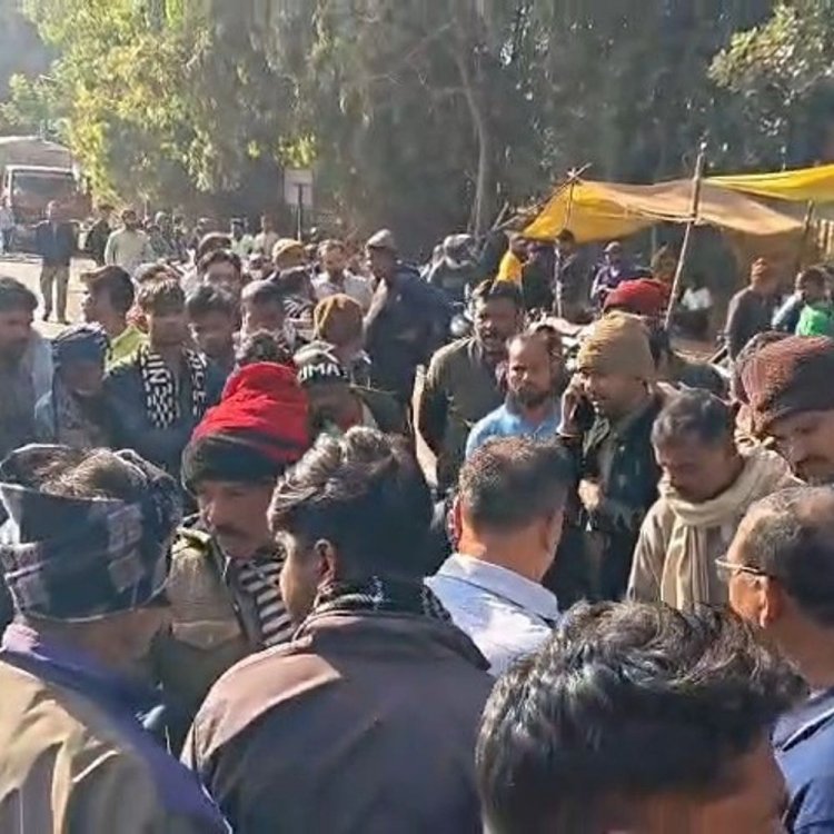 निवास में युवक की संदिग्ध मौत पर बवाल:सड़क हादसे के दावे पर उठे सवाल, दो घंटे चक्काजाम