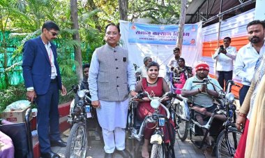 मुख्यमंत्री जनदर्शन में दिव्यांगजनों को मिली राहत, मुख्यमंत्री ने बैटरी चालित ट्राइसिकल किया प्रदान.