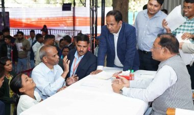 मुख्यमंत्री श्री विष्णु देव साय के निर्देश पर लकवाग्रस्त महिला को तुरंत मंजूर हुए 5 लाख रुपए, मुख्यमंत्री आर्थिक सहायता योजना से सहायता राशि की तत्काल .