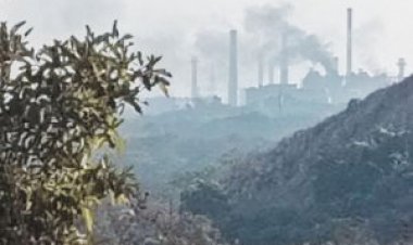 जिंदल स्टील एंड पॉवर पतरापाली में उड़ रहा काला धुआं