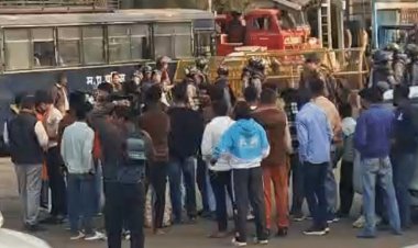 गोमांस मामले में भोपाल में हिंदू संगठनों का प्रदर्शन:महापौर के बंगले को घेरा, इस्तीफा मांगा; कहा-नगर निगम के संरक्षण के बगैर नहीं चल सकता कारोबार