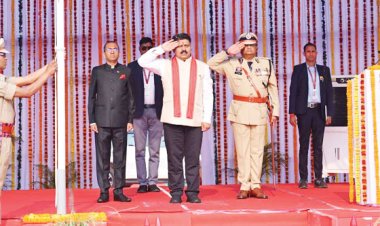 उप मुख्यमंत्री शर्मा ने फहराया राष्ट्रीय ध्वज, परेड की सलामी ली