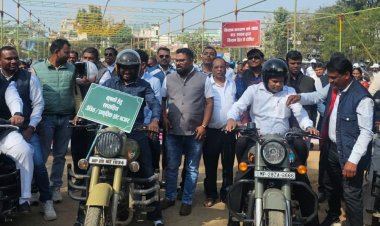 छिंदवाड़ा में निकली जिला स्तरीय बाइक रैली:कलेक्टर ने की अगुवाई, अधिकारियों सहित नेता हुए शामिल