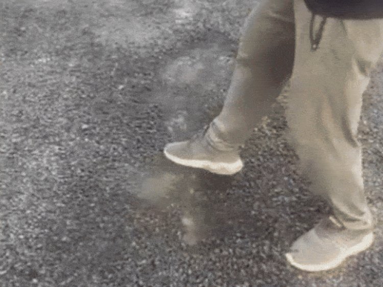 पैर से उखड़ रही मानपुर-व्यौहारी मार्ग की सड़क, VIDEO:प्रबंधक बोले-मटेरियल ठंडा हो जाने से उखड़ा; ठेकेदार को दोबारा मरम्मत के निर्देश