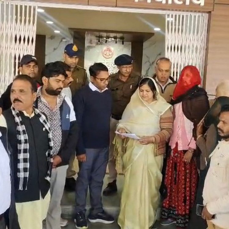 नीमच के चिंताखेड़ा में ट्रेचिंग ग्राउंड का विरोध:स्कूल के पास कचरा डालने पर उग्र आंदोलन और भूख हड़ताल की चेतावनी दी