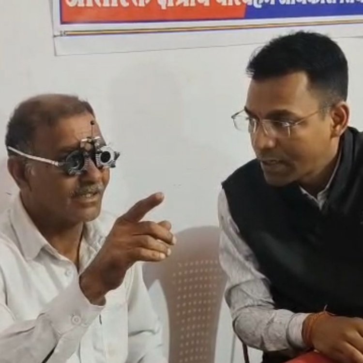 सिवनी में 150 ड्राइवर्स की आंखों की जांच:नजर कमजोर होने पर 50 को चश्मे मिले, बस स्टैंड पर लगा कैंप