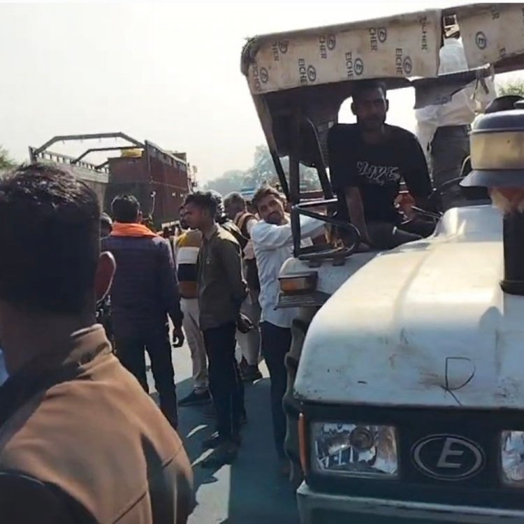 चालक ने रेलवे ट्रैक पर दी जान, परिजनों ने लगाया:वाहन मालिक पर प्रताड़ना का आरोप, परिजनों ने शव रखकर किया प्रदर्शन