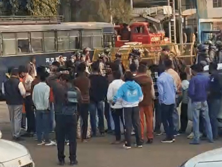 गोमांस मामले में भोपाल में हिंदू संगठनों का प्रदर्शन:महापौर के बंगले को घेरा, इस्तीफा मांगा; कहा-नगर निगम के संरक्षण के बगैर नहीं चल सकता कारोबार