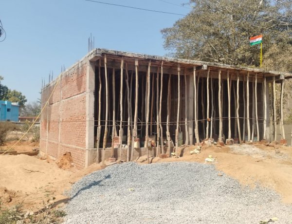 संयुक्त खाते की जमीन पर अवैध निर्माण, शिकायत के बाद भी काम जारी