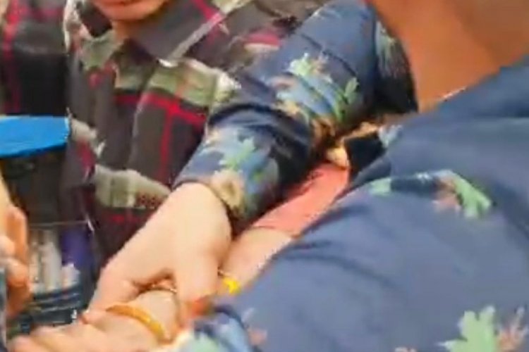 दतिया में पारिवारिक विवाद, बीच सड़क मारपीट का वीडियो वायरल:पहली पत्नी के भाइयों पर केस दर्ज, बिना तलाक दूसरी शादी का आरोप