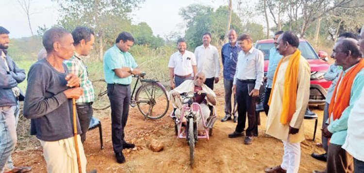 कलेक्टर ने सोनपुर में प्रस्तावित चेक  डैम स्थल का किया निरीक्षण