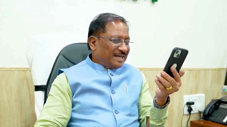 यूपीएससी सिविल सेवा परीक्षा में सफल प्रदेश के अभ्यर्थियों को मुख्यमंत्री ने वीडियो कॉल के जरिए दी बधाई.